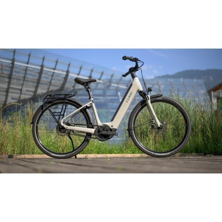 Vélo de ville électrique CUBE Supreme Hybrid Deluxe ONE 600 | Ovelo