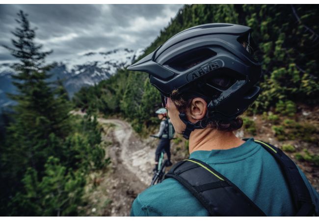 https://www.ovelo.fr/39423/casque-abus-cliffhanger-gris-mat.jpg